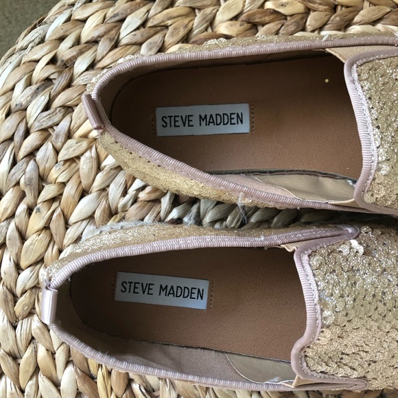 STEVE MADDEN SLIP ON. - Picture 8 of 8